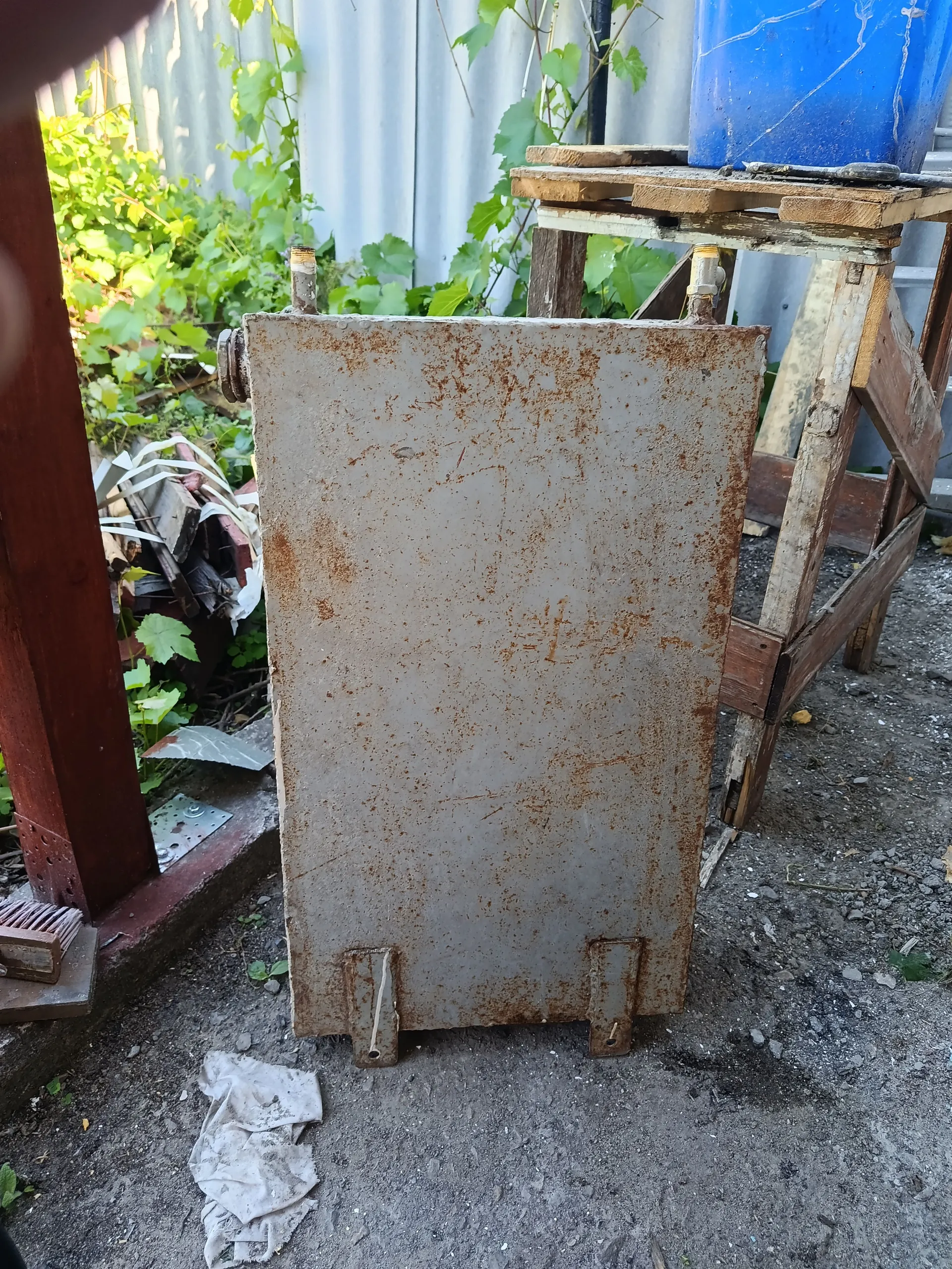 Продам бак металлический для воды.