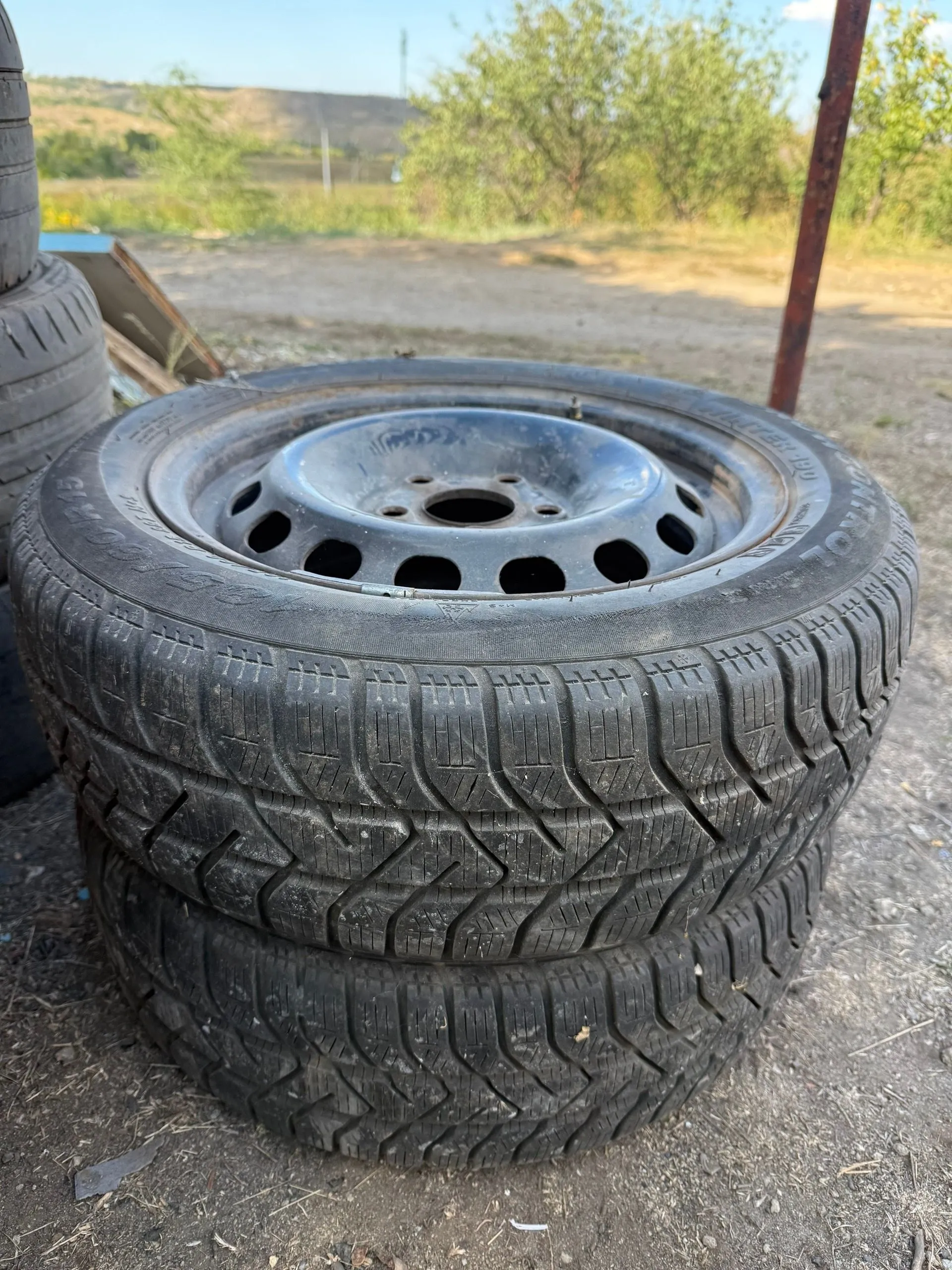 Продам диски с зимней липучкой 185 60 15 Pirelli