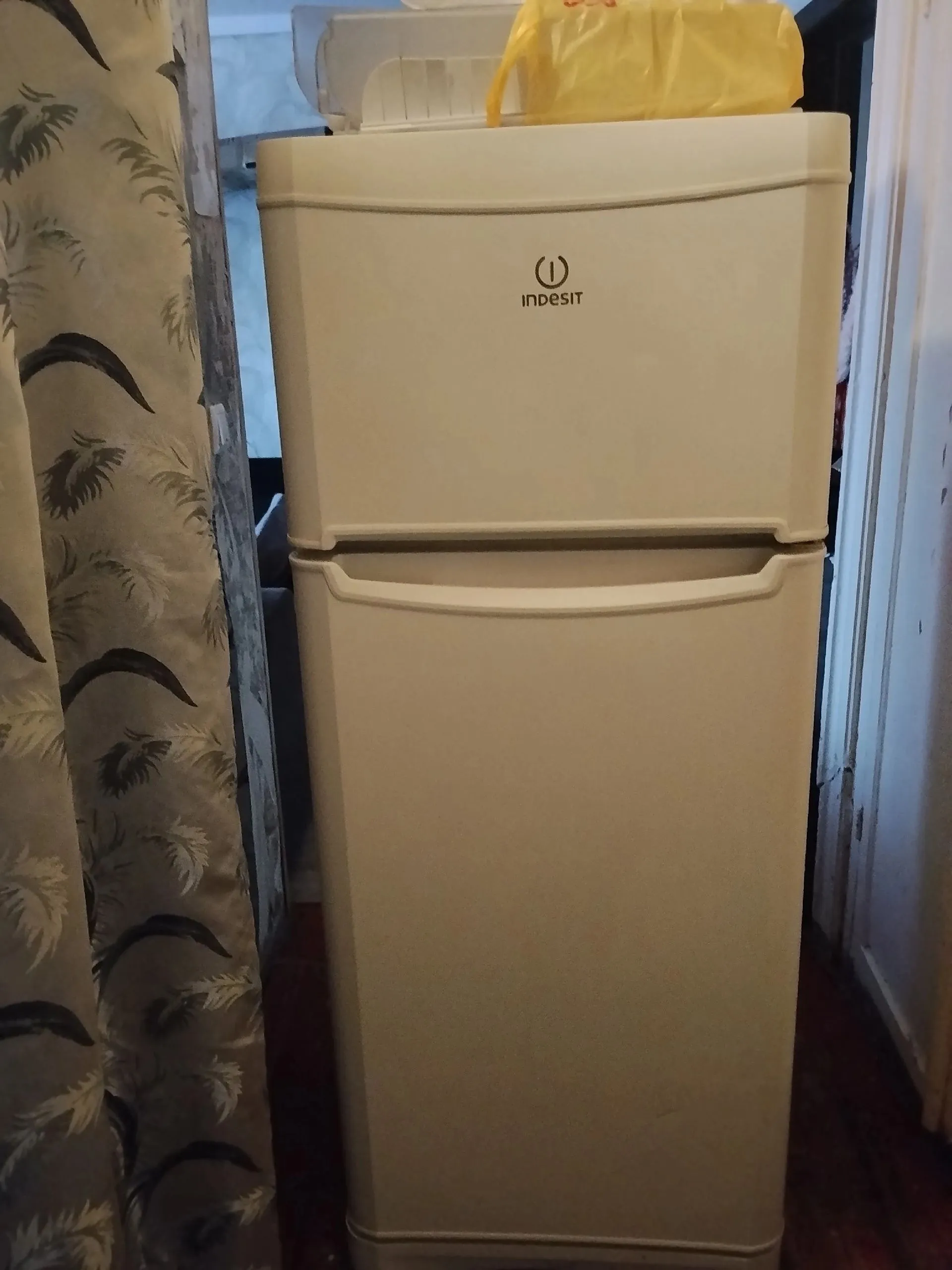 Продам холодильник Indesit  б.у