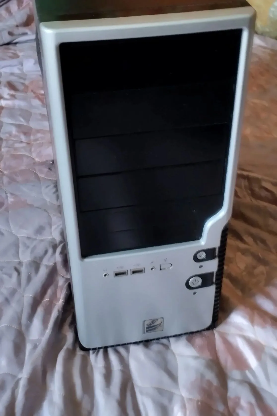 Системный блок:Athlon2x2 245 2.9qhz,ОЗУ 4гб,видео 512мгб,hdd-500gb